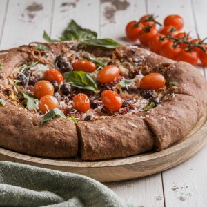 Focaccia con tomate y orégano
